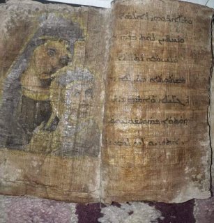 يوجد كتاب مسيحي قديم ولوحات لدافينشي ولليرات المقدوني  1