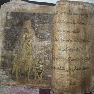 يوجد كتاب مسيحي قديم ولوحات لدافينشي ولليرات المقدوني  3