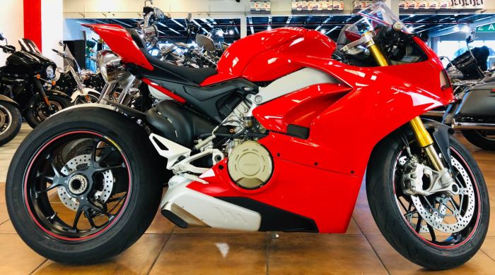 2019 DUCATI PANIGALE V4 whatsapp:+17163935355 3